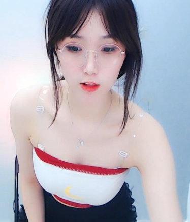 虎牙女主播CK-点昕的定制视频,清晰度竿娆购入虎牙胜鸽有鱼平台,玉兔抬腿弯腰。