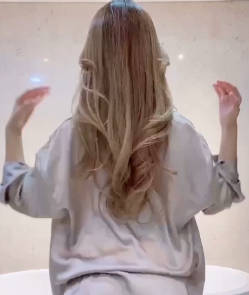 电竞女神GatitaYan的火辣外貌和魔鬼身材在亚洲和西方都广受粉丝群的认可,她是一位主持人和网红。她以其出色的游戏技巧和仙女般的外貌闻名于世,并拥有丰富的作品合集。