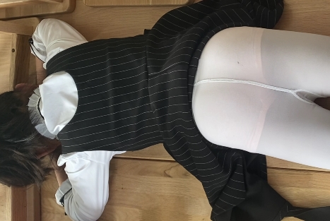 网红女博主展示洁白无瑕的大长腿,穿着虾酱女仆装