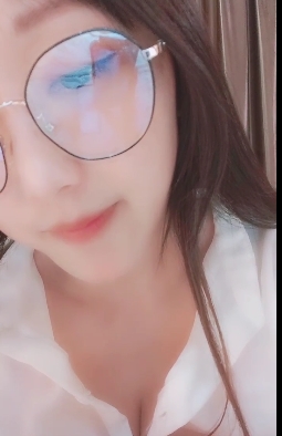 女主播白丫头的天使笑容和完美身材,直播视频大小