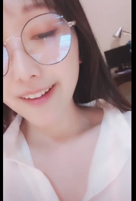 女主播白丫头的天使笑容和完美身材,直播视频大小