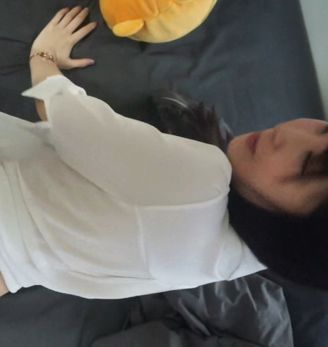 韩国金先生的作品中的探花棒子女主角在国立大学中的嬉戏和打闹,展现了美女的背影。