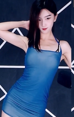 虎牙女主播依依的长相和身材在网友中火了起来,她的舞蹈和眼光备受关注。