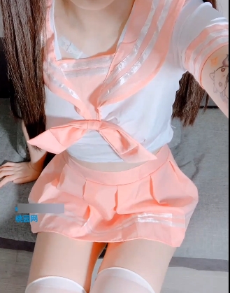 粉色JK:经典作品中的小姐姐妹子穿着粉红色的服装在视频中展示身材(476MB)