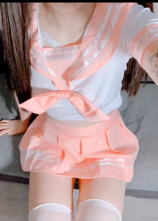 粉色JK:经典作品中的小姐姐妹子穿着粉红色的服装在视频中展示身材(476MB)