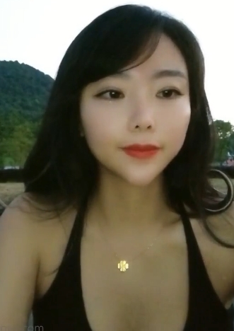 苏妲己:御姐女主播在大街和公园直播,带来满足感的城市视频(1.1G)