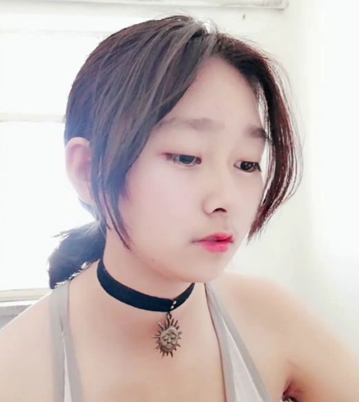 模仿关晓彤的美少女明星,展示了她的妆容、身材和才艺的美女直播,提供了关晓彤的资源,包括图片、视频和福利。