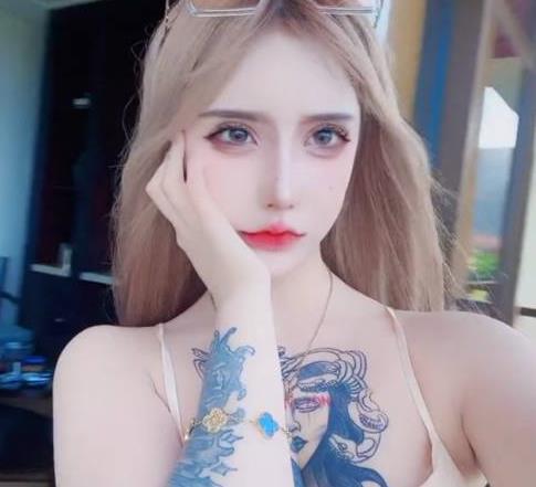 金伊娜在抖音上的吃瓜视频引发的网红热潮,COS女神1V42M的身份被曝光,涉嫌骗取了别人30W的资金