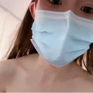 清纯可爱的乔乔妹妹穿着紧身牛仔裤和白色帆布鞋，在绿播和熊猫TV的吃瓜视频中展现出惊人的舞蹈技巧。这位网红的视频尺度达到了800M，引起了网友们的广泛关注。她的照