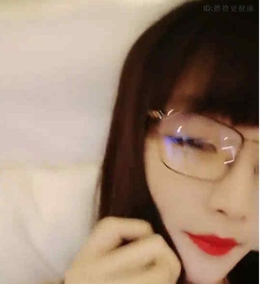 眼镜妹:网络平台上骚气的高情绪女主播幸运鸽鸽:网络平台上颜值与实力并存的小哥哥眼镜妹和幸运鸽鸽:洞悉人性的高情绪女主播和颜值实力派小哥哥网络平台上的眼镜妹和幸运鸽鸽:关注他们的资质、性格和实力派表现