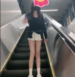 超A完美身材的Luna000在多个场景展示自己的魅力,包括商场、图书馆和公园。她甚至恶搞外卖小哥,打粑粑时都不穿衣服。