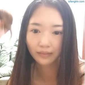 精选妹子的闺蜜：小甜甜的颜值和身材吸引了农村小伙和新弄线上的主播。