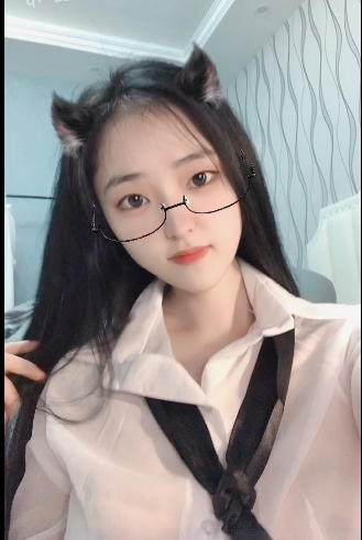 芋喵喵:高颜值小姐姐姐的清新直播资源羞涩人生开关:黑丝白丝露背毛衣狐狸尾巴,释放自己的狂野动作与多变表情