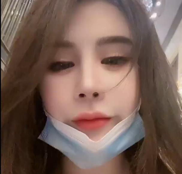 杭州女神RosesJoo的抖音视频，展示了她完美的身材和可爱的宠物熊。