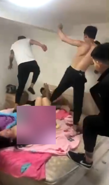 女子报复男友劈腿,现场曝光剧情,家鱼水交融正牌女友现场抓奸,脑洞大开威逼利诱继续交融,奇妙现场直播津津有味技术指导,狗血11V356M