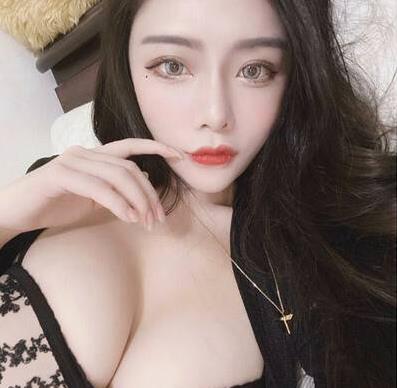 精选美女大眼博主穿白皙蕾丝低胸装照片