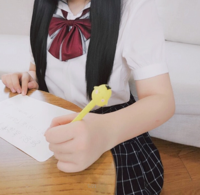 抖音美女直播热舞,青纯学生穿着高清服装展示私房写真,三寸妹子穿着蝴蝶结短裙,给人带来青春活力的观感。