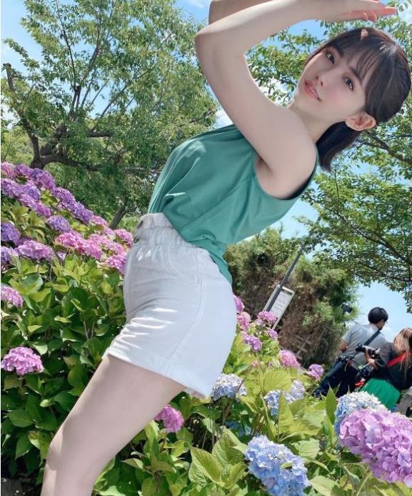 抖音美女直播热舞,青纯学生穿着高清服装展示私房写真,三寸妹子穿着蝴蝶结短裙,给人带来青春活力的观感。