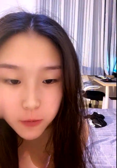 金钱诱惑下的美女少女们:颜值竿娆粉嫩可爱,校园秀场上的玩物花儿