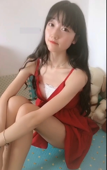 快手博主63万粉丝的萌妹舞蹈网络直播事故画面快手博主63万粉丝的萌妹舞蹈网络直播事故画面:未成年主播在飞机场展示软萌狂野舞蹈,高难度姿势和体位惊艳1.2G技术性绅士。