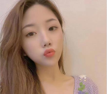 超高颜值的甄选生活Y乱私拍,甜美良家妹子露脸,1.3G内S宝具打粑粑,咬的反差妹
