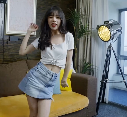 潘甜甜的绅士绝版三部曲:百度云水果传媒当家花旦女星顶流人物浮力姬
