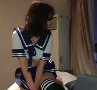 学生服装精选:反差臀部渔网条纹衣和白色睡衣注:根据分割线中的内容,为商品取标题时,可以选择其中的关键词进行组合,以突出商品的特点和卖点。在这个例子中,可以将学生服装和精选作为整体标题,然后通过反差臀部、渔网条纹衣和白色睡衣来具体描述商品的特点,增加更多细节并去掉不必要的词汇。