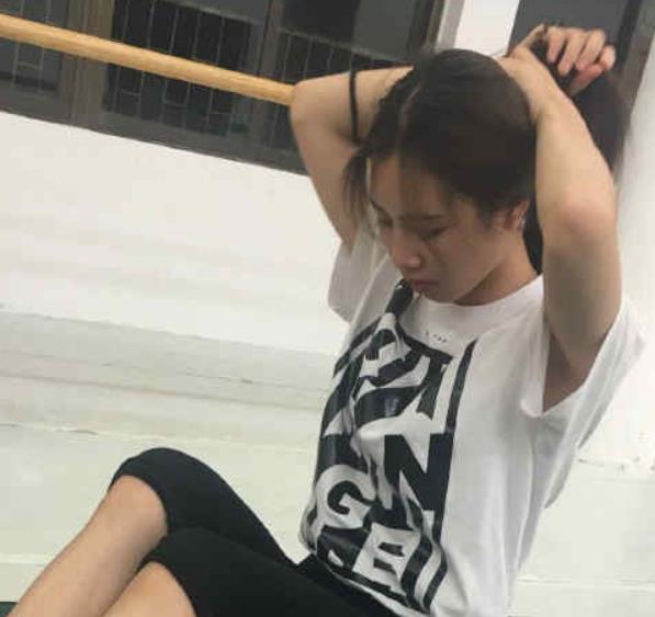 超火的华裔大学萌妹在斗鱼上直播,与三位美女主播maisao一起组成了四朵金花。她以卖胸为卖点,吸引了众多粉丝。这位素人主播与渣男学长拍摄了一段自拍视频,展示她粉嫩的肌肤和纯情的形象。视频大小为11.2G,适合绅士们观看。她的清纯外表让人联想到小白兔,但实际上她是一只妩媚的狐狸精。