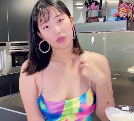 留学生欧祖儿穿着高跟鞋和长裙在厨房里,男同学看着P站上的社保姬,欧美审美的颜值和身材丰满的风格,还有她叫声像车头灯一样的1V和373M。