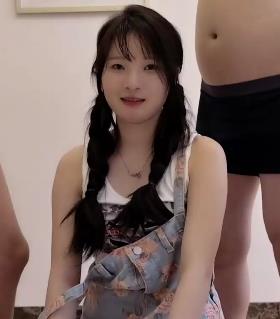 女星琳琳在上海拍摄了一部扣扣传媒的作品,与男优搭档,粉丝们对她的表现赞不绝口。这部作品充满了清纯和体力的元素,琳琳的表演让人印象深刻。