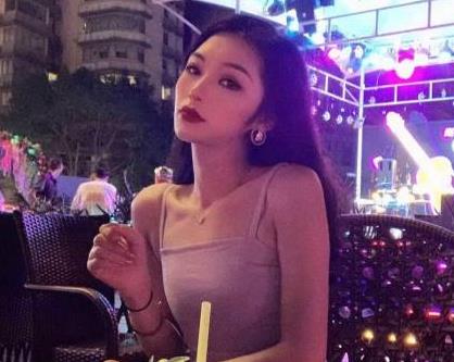 可爱的女主播一对一教授LOL游戏技巧的短视频资源