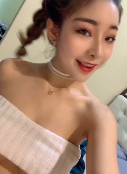 双峰露脸精选妹子脖颈皮肤保养品,玫瑰花瓣葡萄白色黑色蕾丝内衣,诱惑你的视觉享受