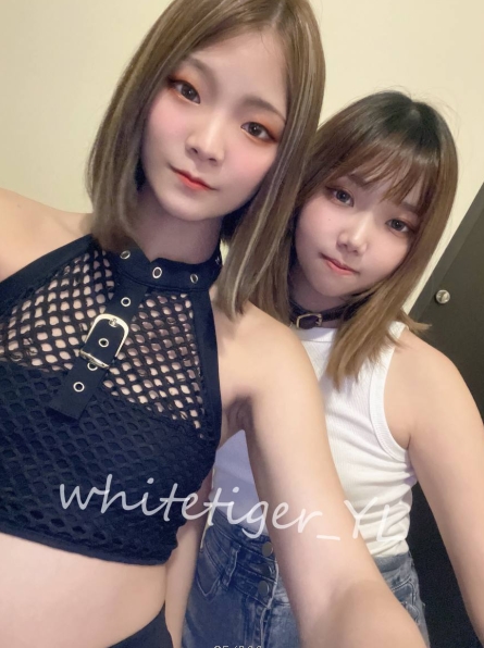 商品精选网红正妹私拍露脸照片,展示清纯与反差的魅力,适合户外活动和三人游玩,带上饮水道就娆让你充分享受这个光“阴”的时刻