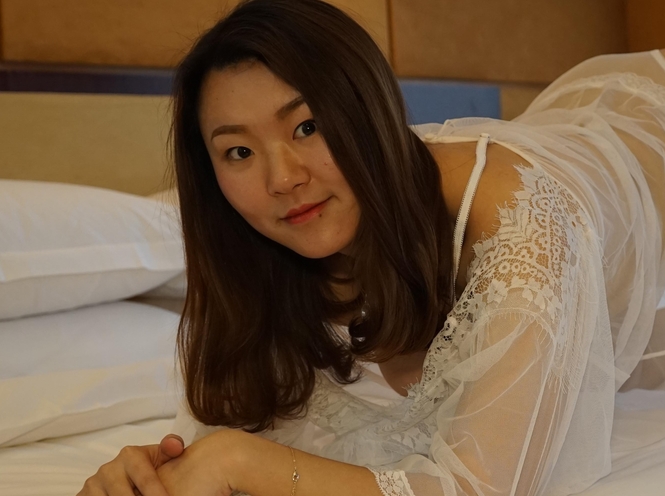 付费摄影师约拍素人小鱼模特,三年赚钱经验,专业拍摄视频和照片,包括酒店、浴室等场景,提供羞涩、嘴、双手、胸前、脖子、肩膀等多角度拍摄,可录像设备,闭眼效果优美。
