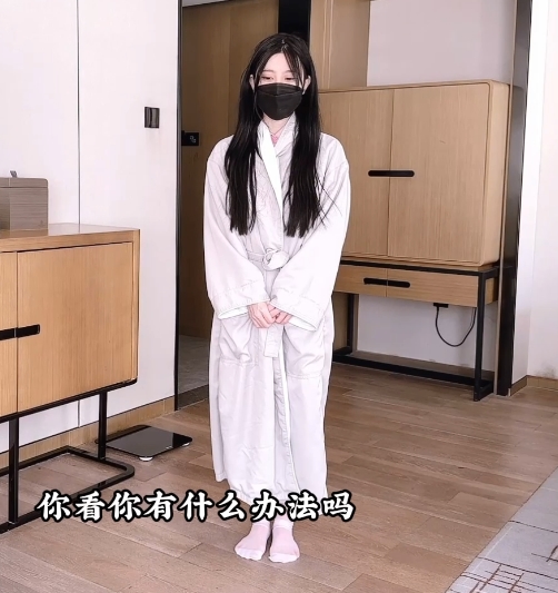 新晋校花的菠萝酱呀糖心传媒推出的当红演员,乌黑亮丽的樱桃小巧身材和雪白皮肤,穿着紧身衣衬衫的她在剧名为《心爱治疗师》的剧中扮演一位治疗师。电话预约治疗时,她穿着护士服和粉红超短裙,脚踩白丝,戴着黑色眼罩,展现出精湛的技巧和出色的演技,台词字母清晰,就像给人打针一样有效果。