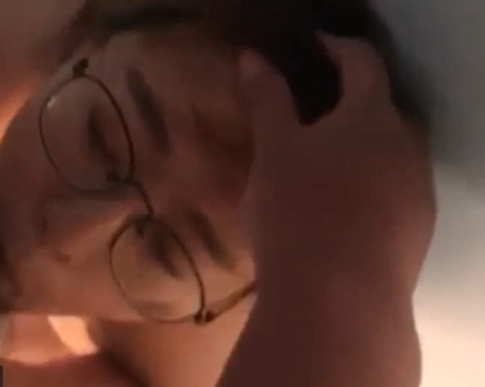 豪华公寓中的美好时光:反差白领霖霖和男友的自拍时刻,李雪儿穿着白色吊带睡衣,脱着衣服调戏老婆