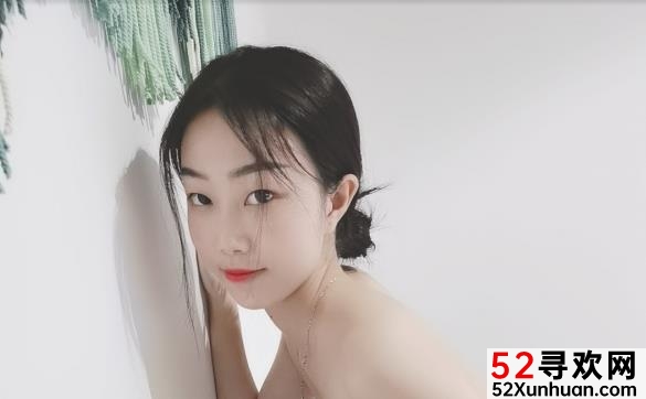 杭州女孩李子玥创作了一部关于谈恋爱和渣男的作品,她的身材和长相都非常出色。她的作品以视频和照片的形式呈现,展现了她粉嫩多汁的魅力。