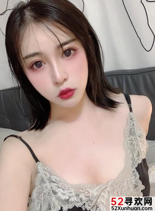 TS妍熙:上海仙女的美脚女生,颜值和身材都非常漂亮的推特网红,拥有大量粉丝,经常发布各种视频和照片。