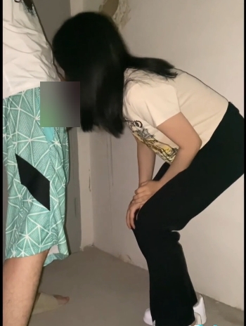 年轻小情侣在楼梯间展示嘴艺,互动玩奇妙,女友展现出了嘴上功夫