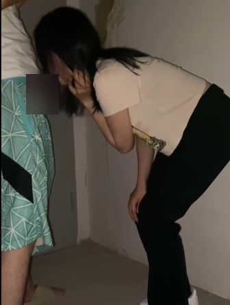 年轻小情侣在楼梯间展示嘴艺,互动玩奇妙,女友展现出了嘴上功夫