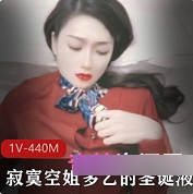网红美少女穿火红糖心装和粉色高跟鞋,展示多汁身体,散发挑逗性感