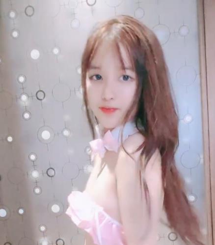 超人气小美女斗鱼主播展现青涩初恋脸，可爱萌态直播