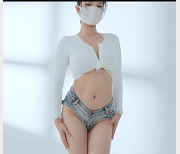 Nina第17期自拍视频:姐姐瑜伽特写振R动作,小伙伴们快来下载