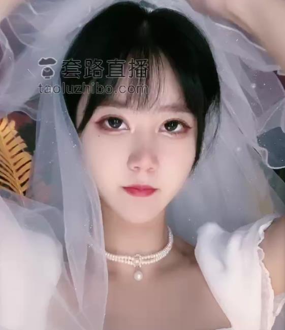 Vinni维妮:三部套路直播,颜值超竿娆身材极好,小脚惊艳