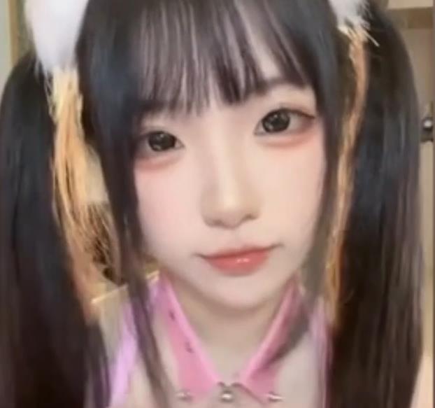 佐佐酱:颜值女主播展示阿黑颜,直播微密圈,宅男必看