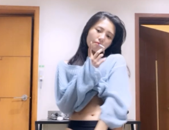 土豪重金定制:身材无敌美女姐妹花出租房给力PK热舞8V1.23G百度盘