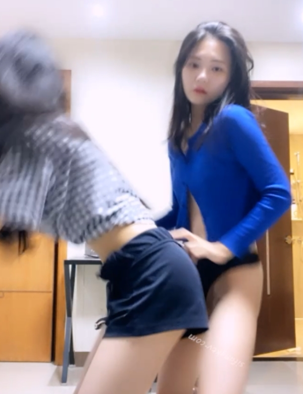 土豪重金定制:身材无敌美女姐妹花出租房给力PK热舞8V1.23G百度盘