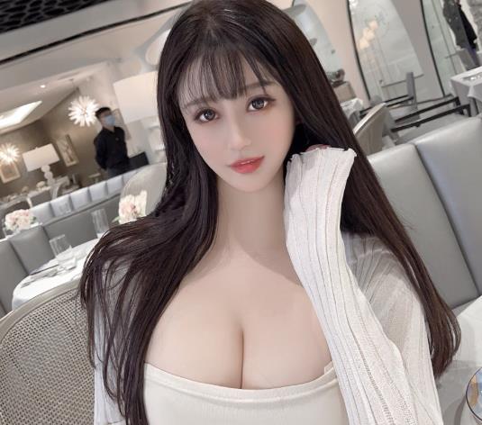 小鹿:多人游迷的偶像,翘臀长腿吸睛,颜值身材在线