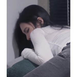 自行打包：漂亮美女牛仔裤开破洞，撅着屁屁被大物件无屏障进入花，解压密码方式，手机电脑观看