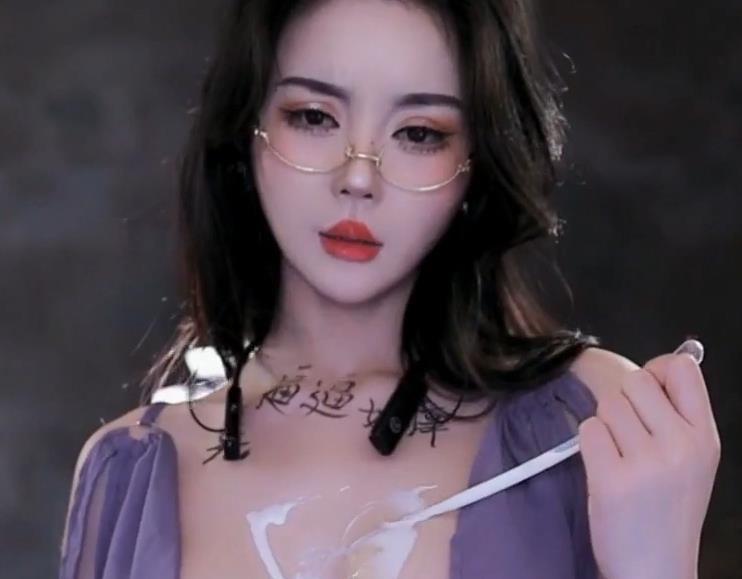 温凉万元定制自拍视频,完整版弄鲍道具秀,不明液体四溢